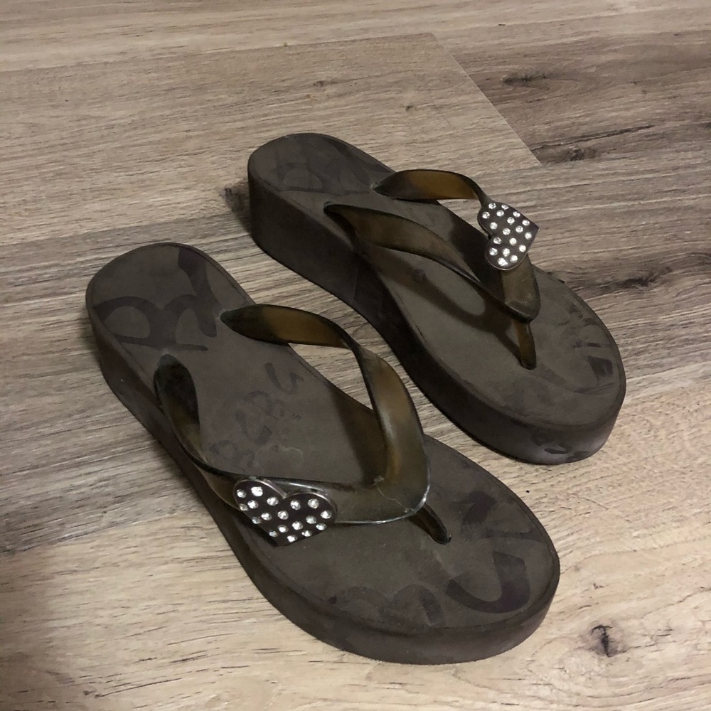 bcbg brown rubber platform flip flops